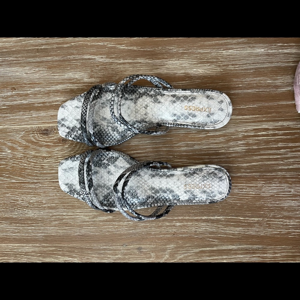 Express sandals